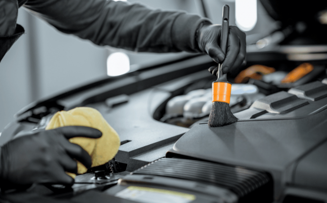 Bước 2 làm sạch động cơ xe