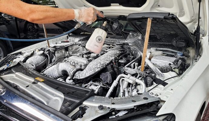 Tại Sao Vệ Sinh Khoang Động Cơ Lại Quan Trọng